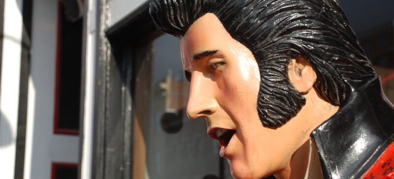 Fake Elvis Presley statue